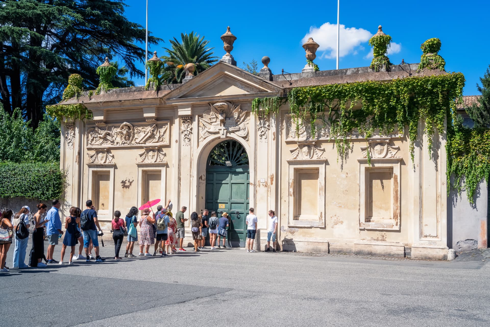 Visitors queueing at the Magistral Villa gate on Piazza dei Cavalieri di Malta to look through the keyhole