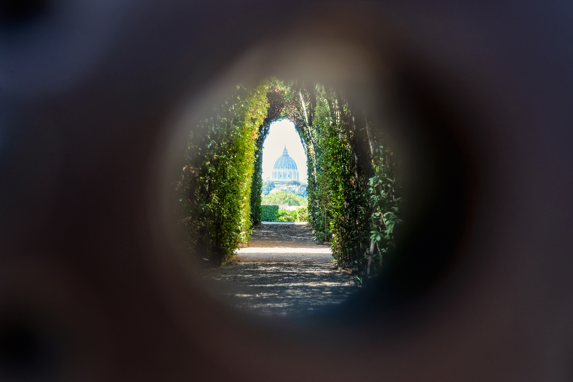 Line of visitors waiting to peek through the Aventine keyhole
