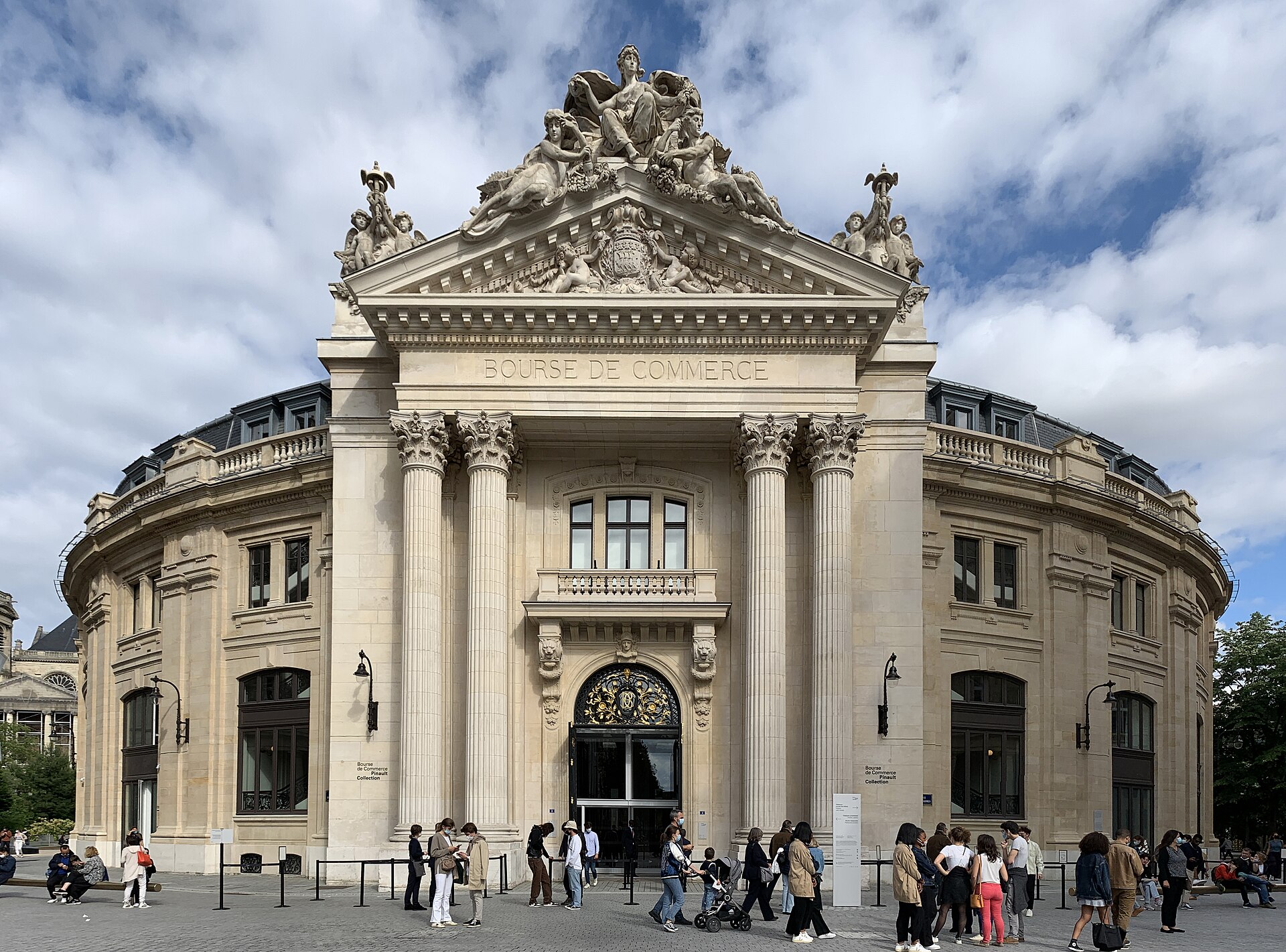 Columned facade of the Bourse de Commerce in Paris with visitors at the entrance