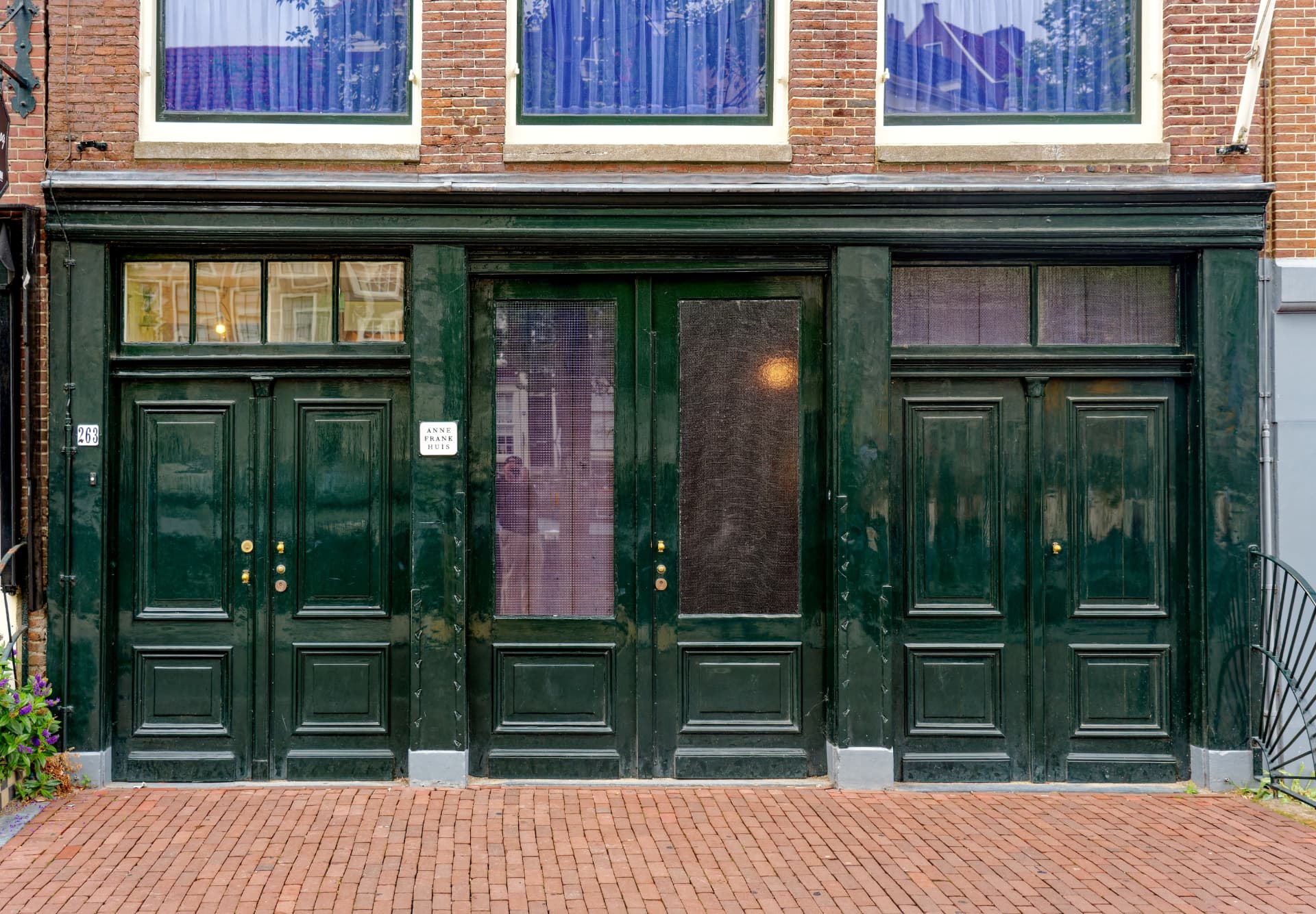 The dark green doors of the Anne Frank House at Prinsengracht 263 in Amsterdam