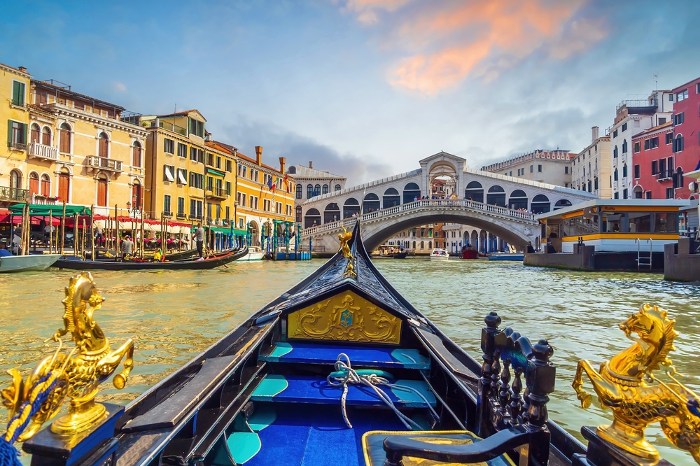 Vue depuis la proue d'une gondole sur le Grand Canal à l'approche du pont du Rialto à Venise