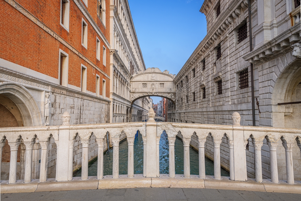 Le pont des Soupirs à Venise vu depuis le Ponte della Paglia au-dessus du Rio di Palazzo